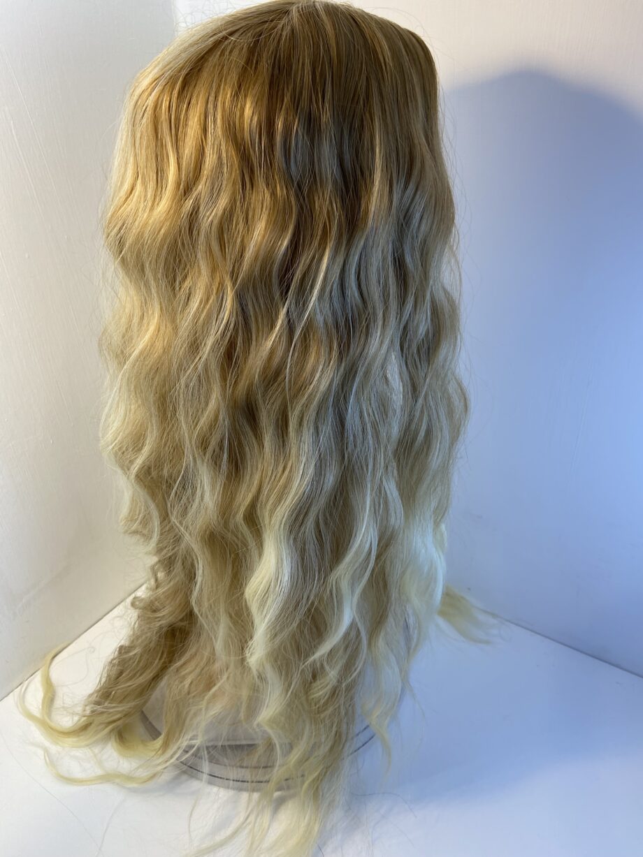 Extra long blonde wavy wig. Bllw08