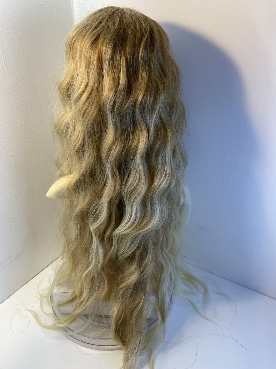 Extra long blonde wavy wig. Bllw08