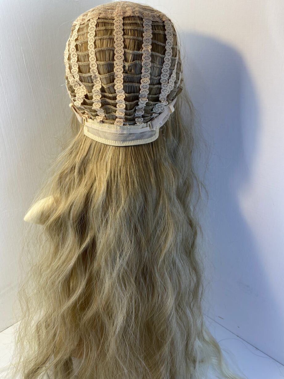 Extra long blonde wavy wig. Bllw08