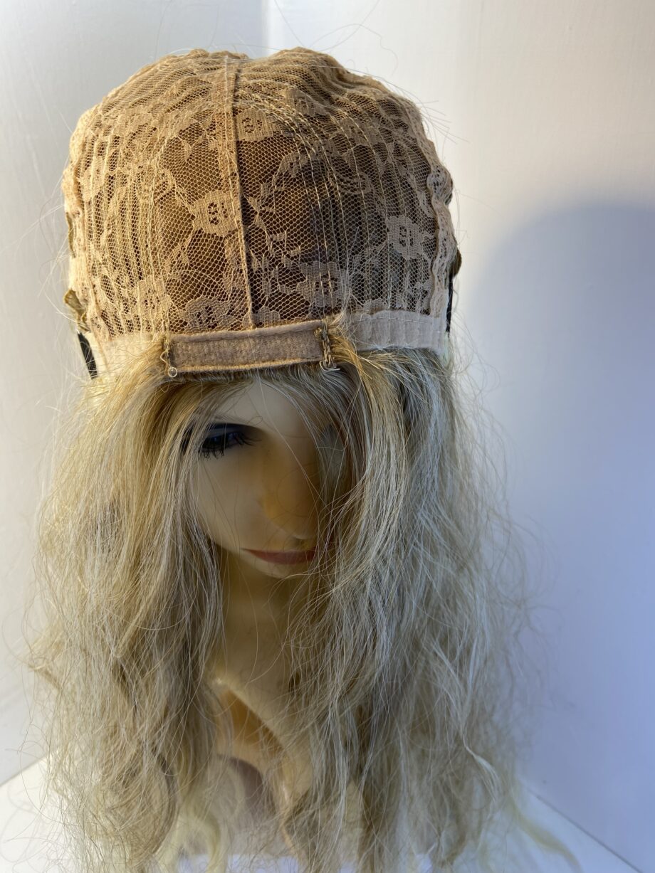 Extra long blonde wavy wig. Bllw08