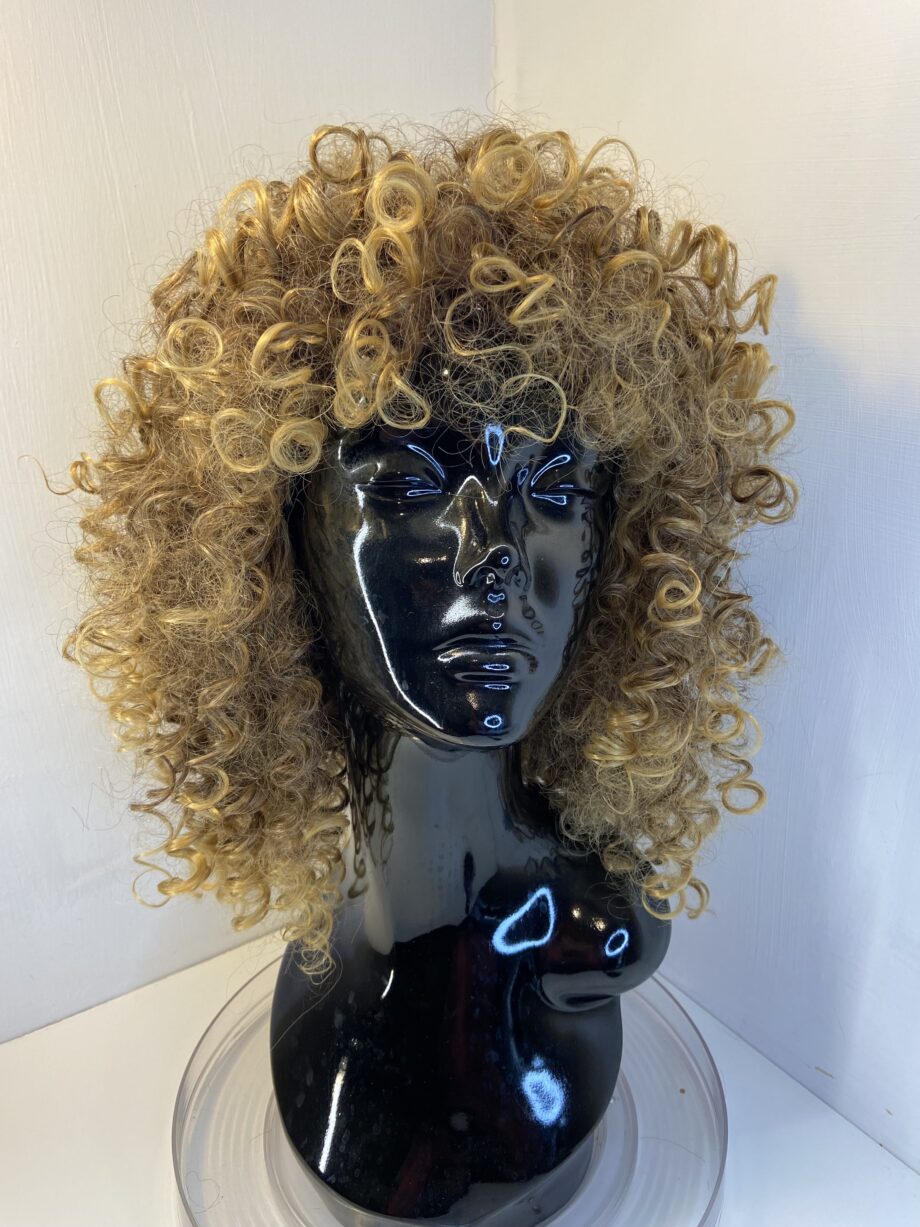 Curly brown wig. Brmc09