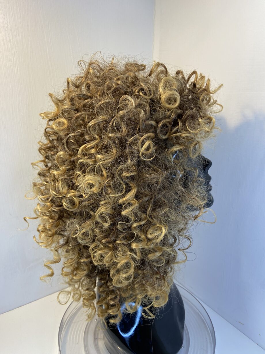 Curly brown wig. Brmc09