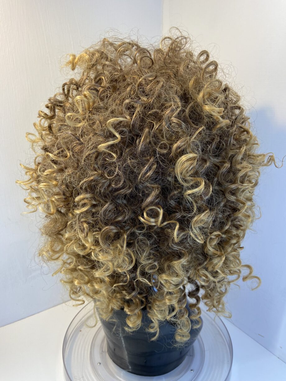 Curly brown wig. Brmc09
