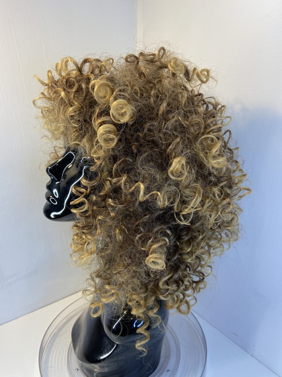 Curly brown wig. Brmc09