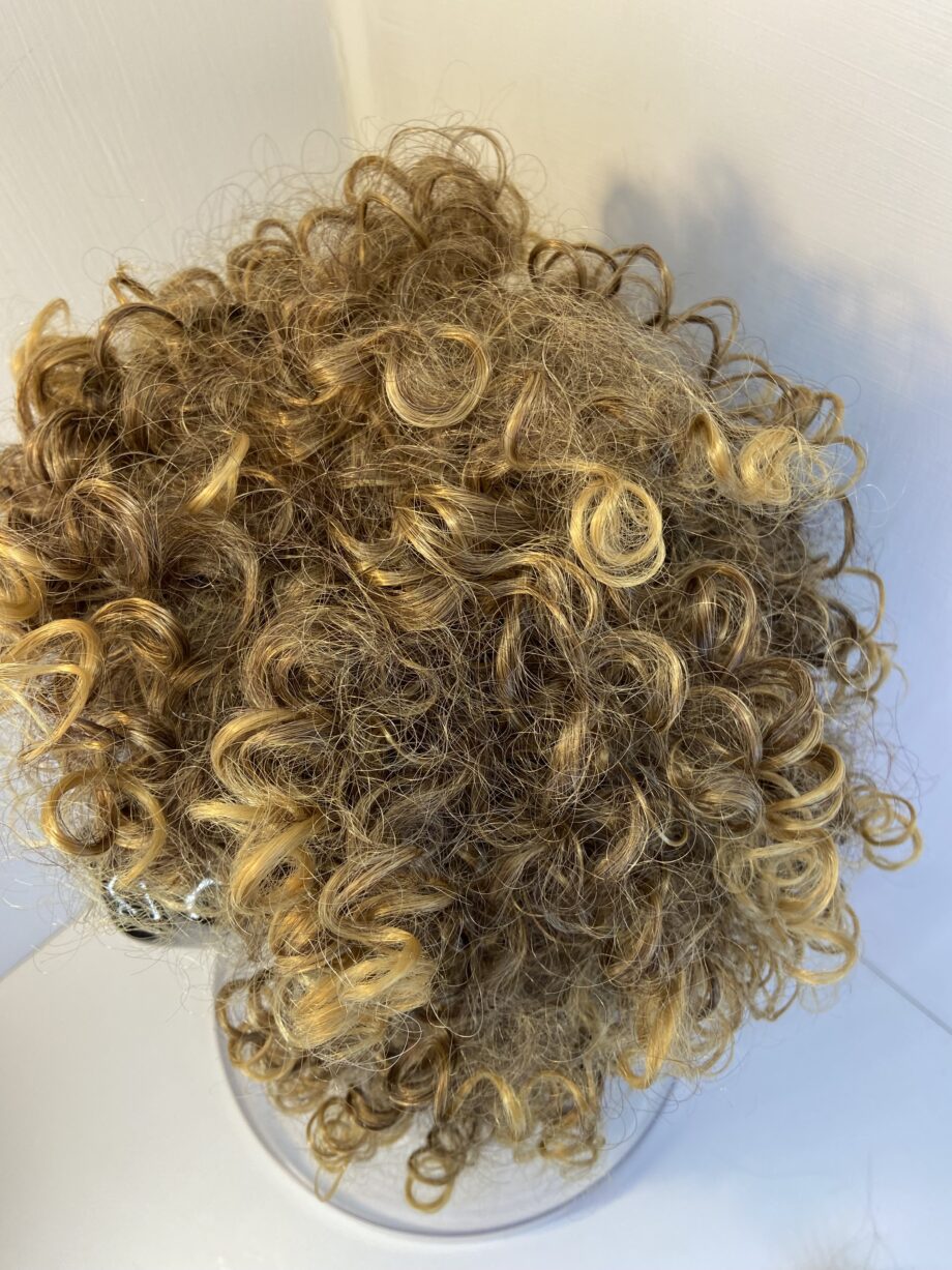 Curly brown wig. Brmc09