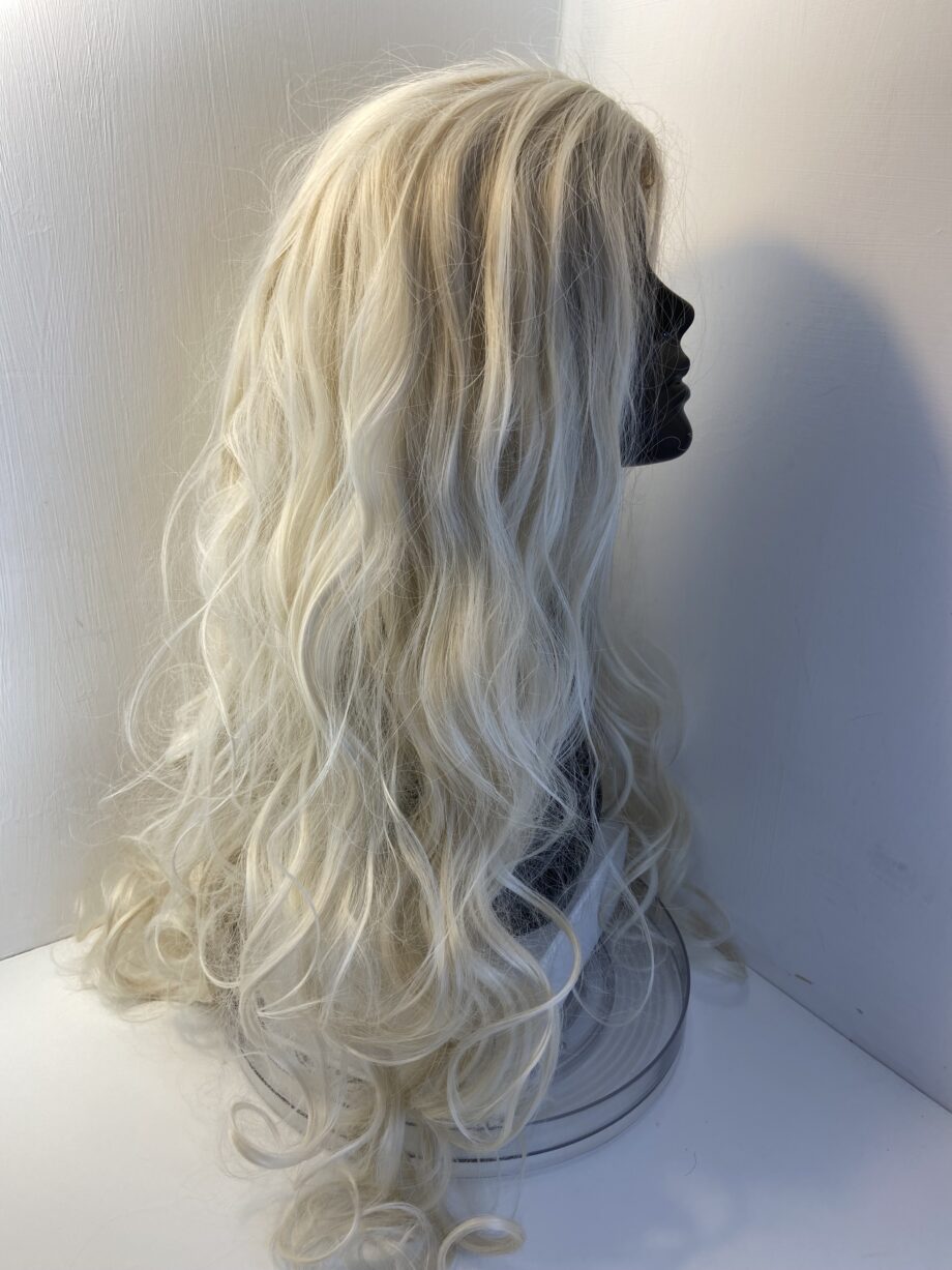 Extra long blonde wavy wig. Bllw12