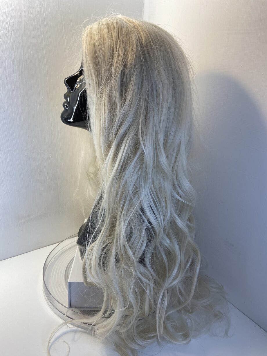 Extra long blonde wavy wig. Bllw12
