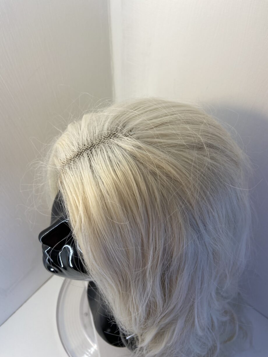 Extra long blonde wavy wig. Bllw12