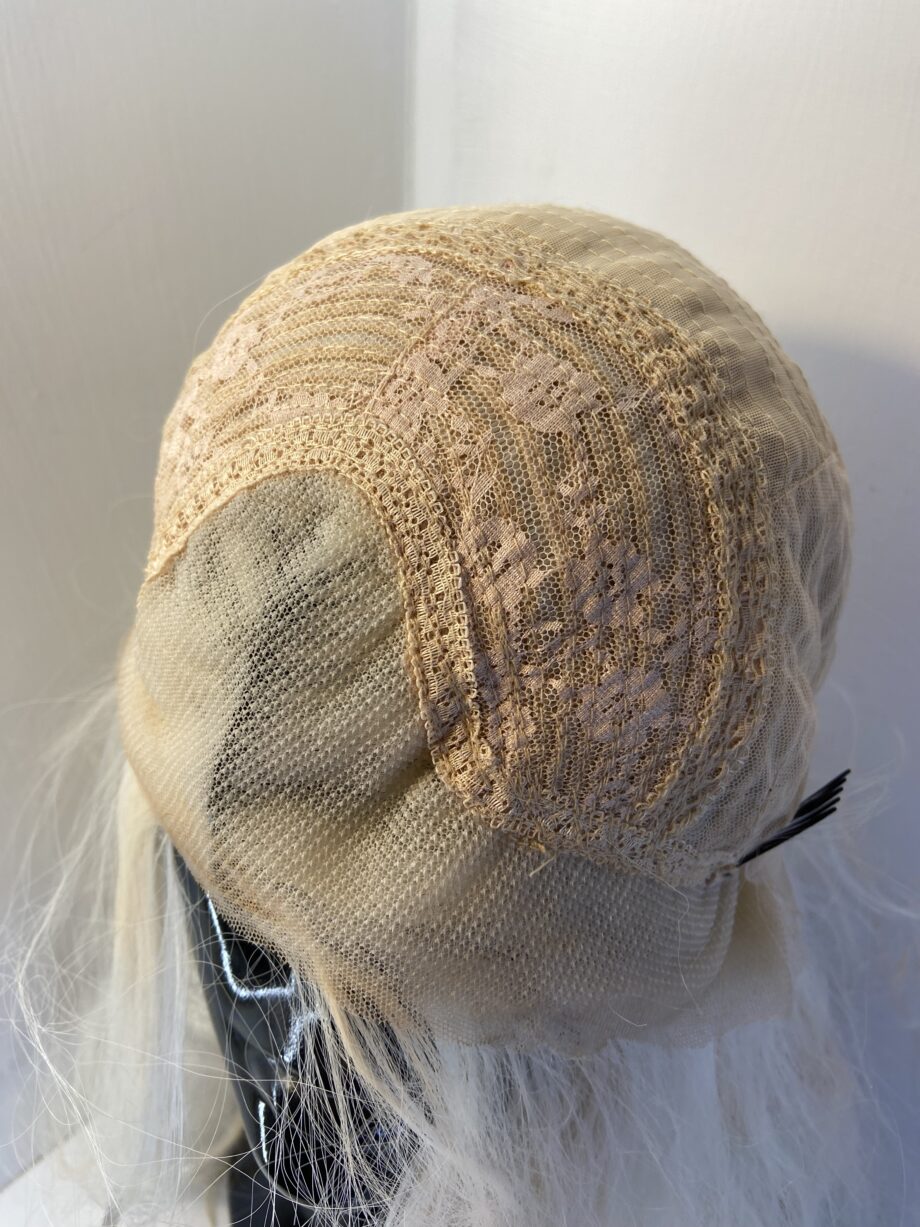 Extra long blonde wavy wig. Bllw12
