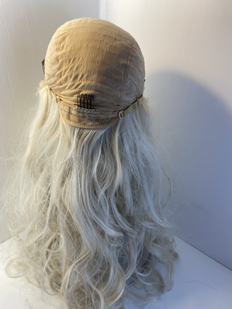 Extra long blonde wavy wig. Bllw12