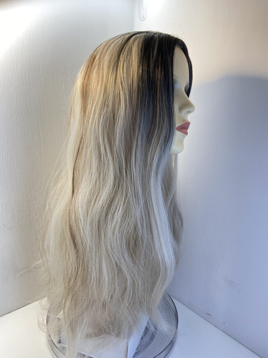 Extra long stunning blonde rooted wig. Bllw13
