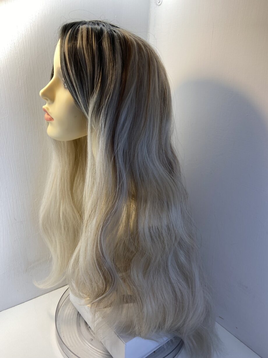 Extra long stunning blonde rooted wig. Bllw13