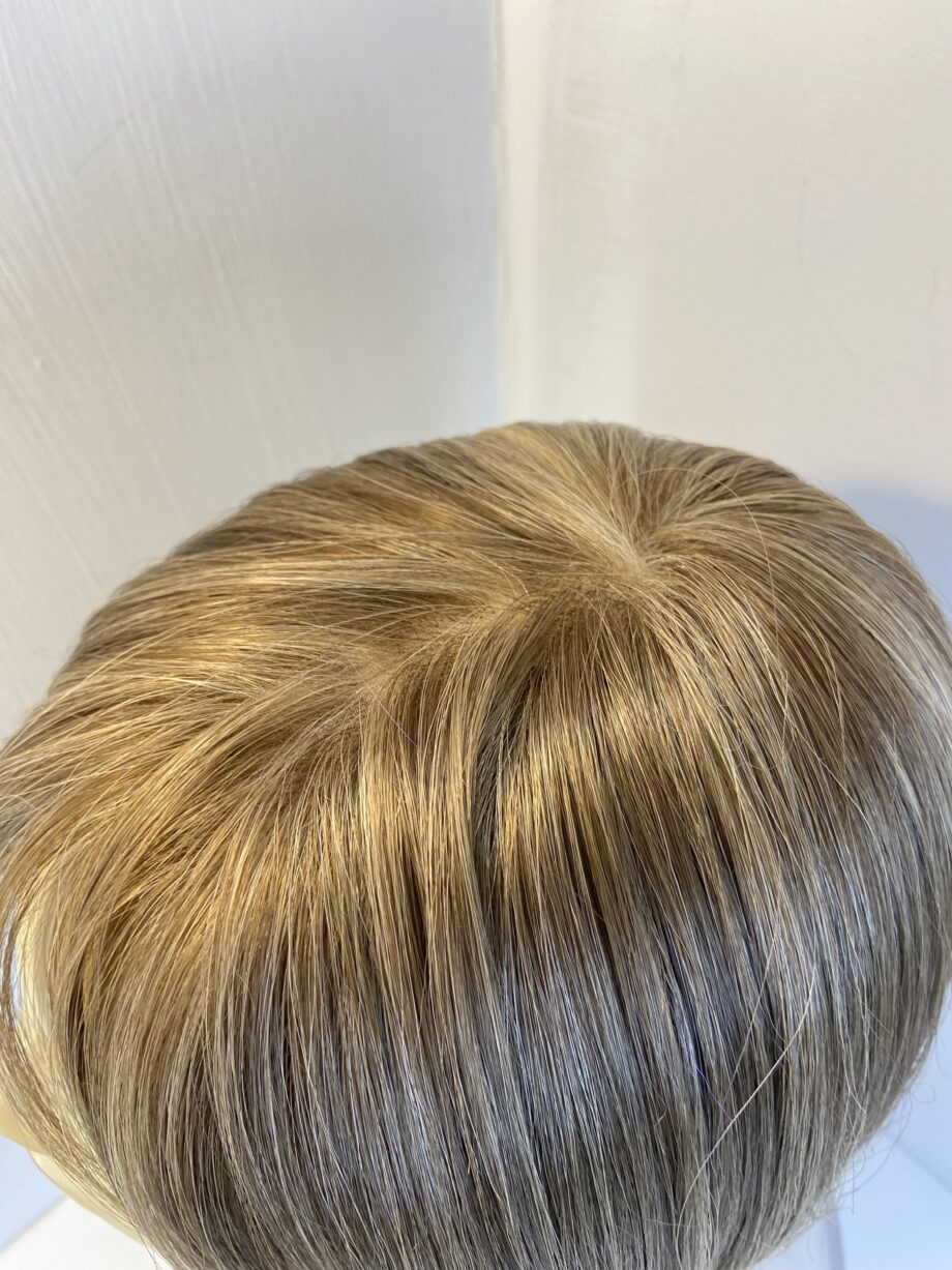 Superb light brown designer wig. Blms7655