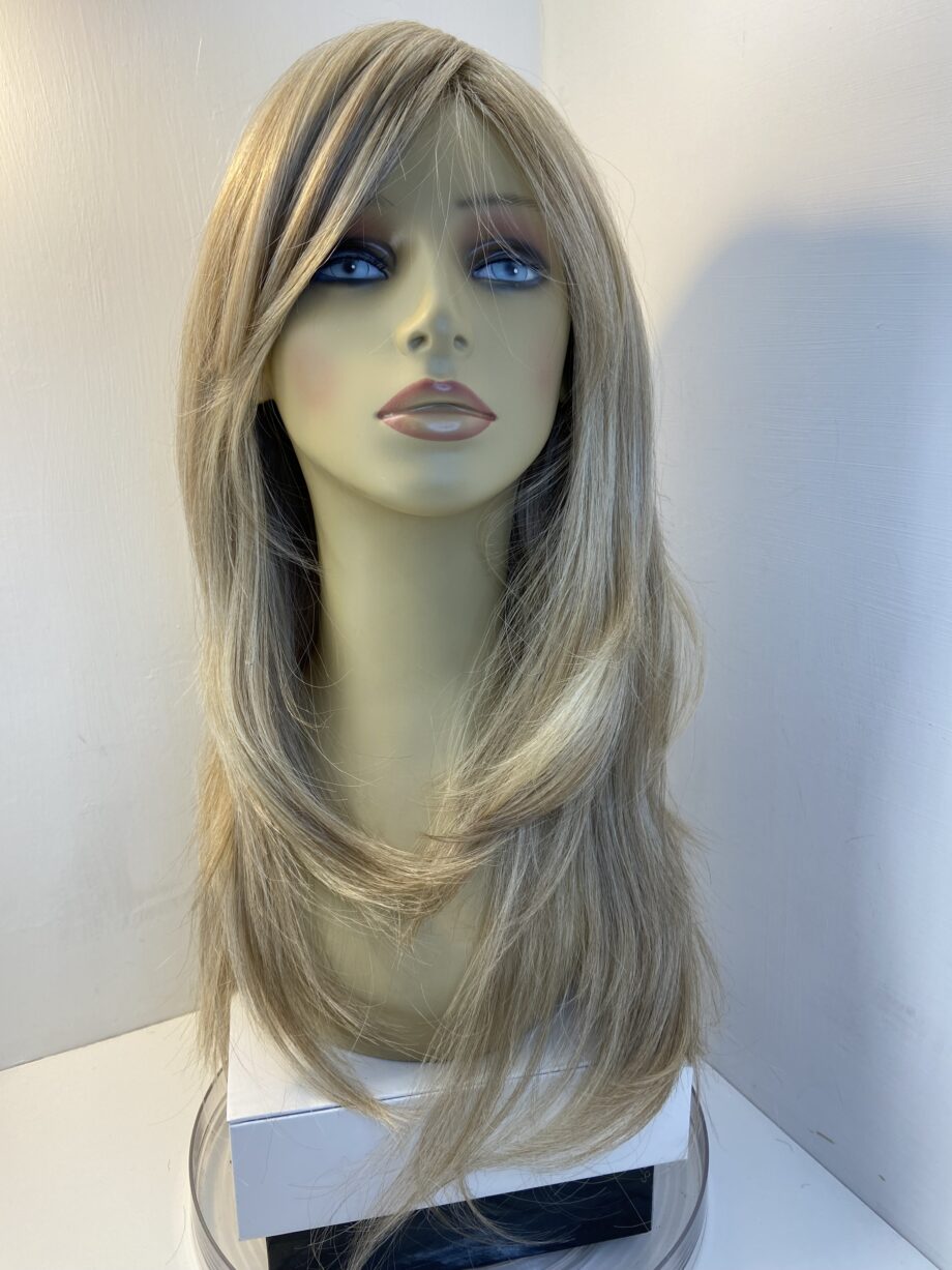 Extra long blonde beautiful wig. Blls590