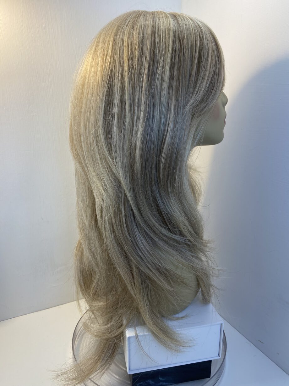 Extra long blonde beautiful wig. Blls590