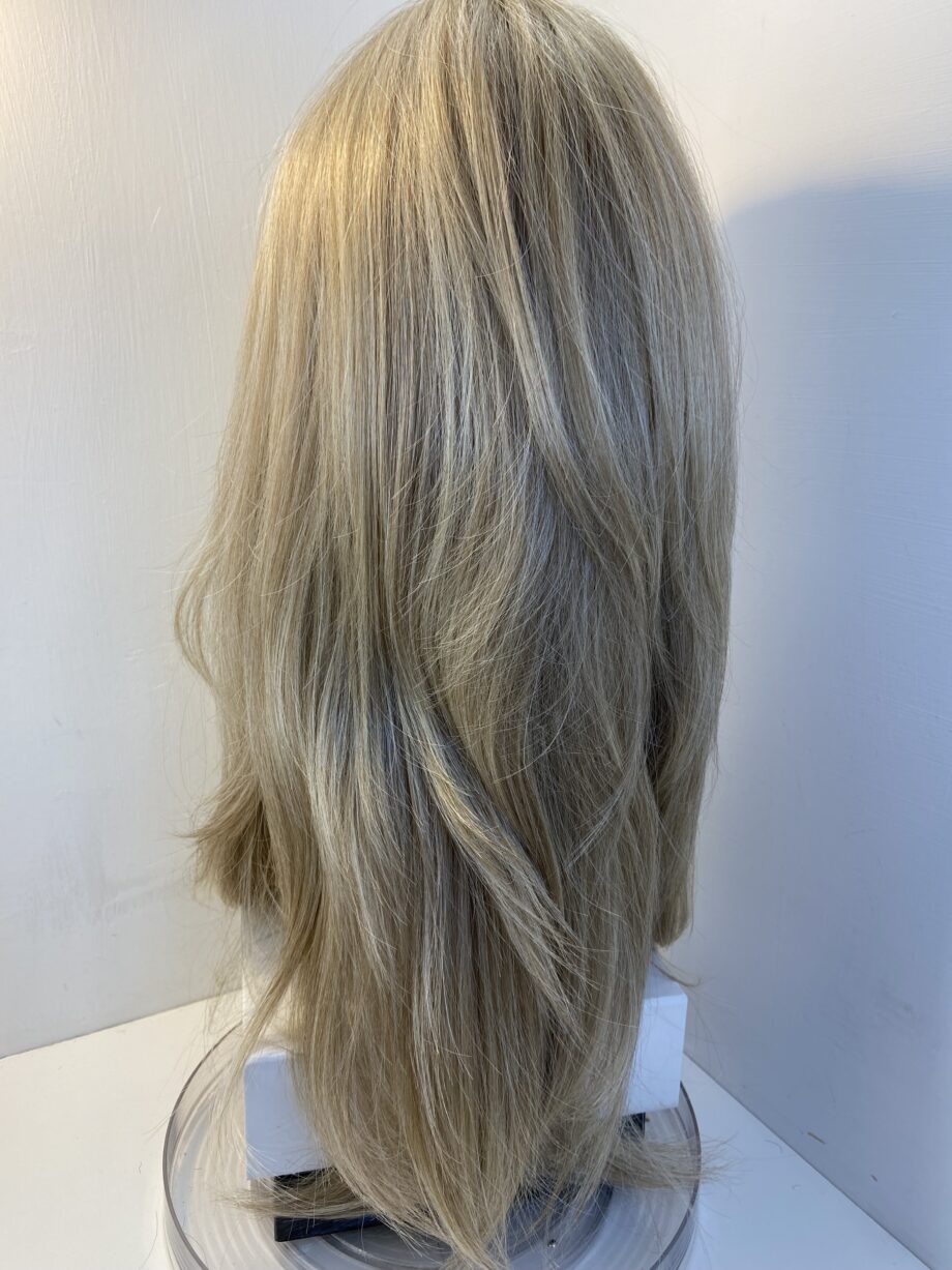 Extra long blonde beautiful wig. Blls590