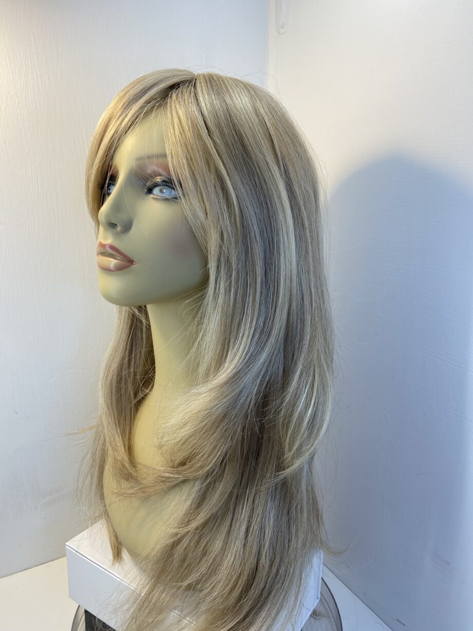 Extra long blonde beautiful wig. Blls590