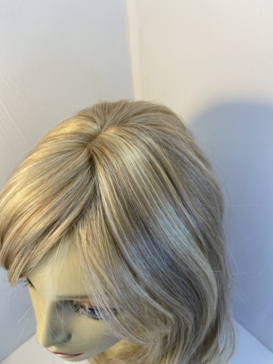 Extra long blonde beautiful wig. Blls590