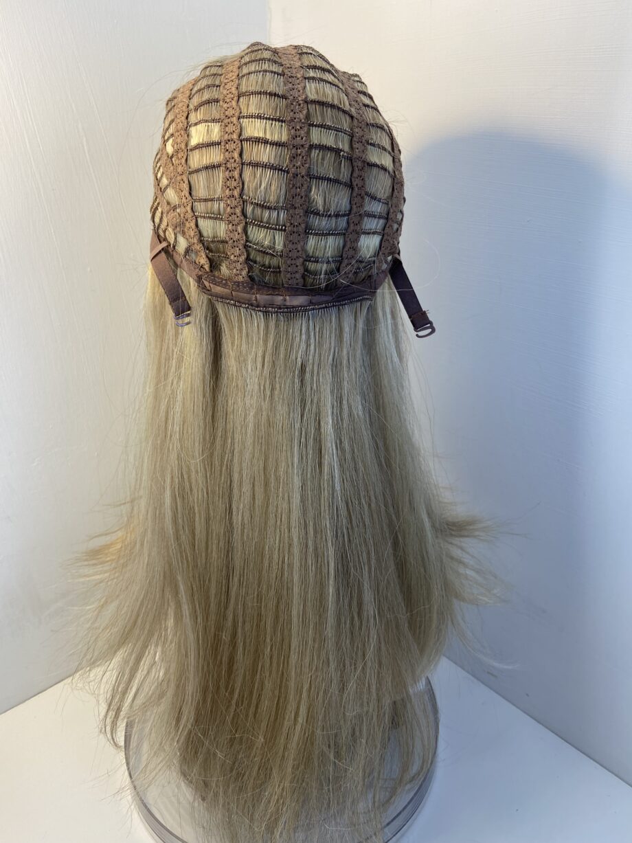 Extra long blonde beautiful wig. Blls590