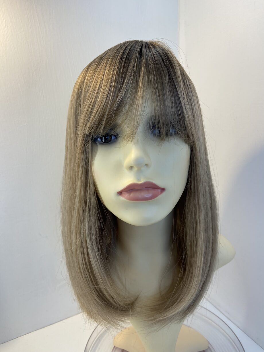 Stunning blonde light brown.  wig. Boms591