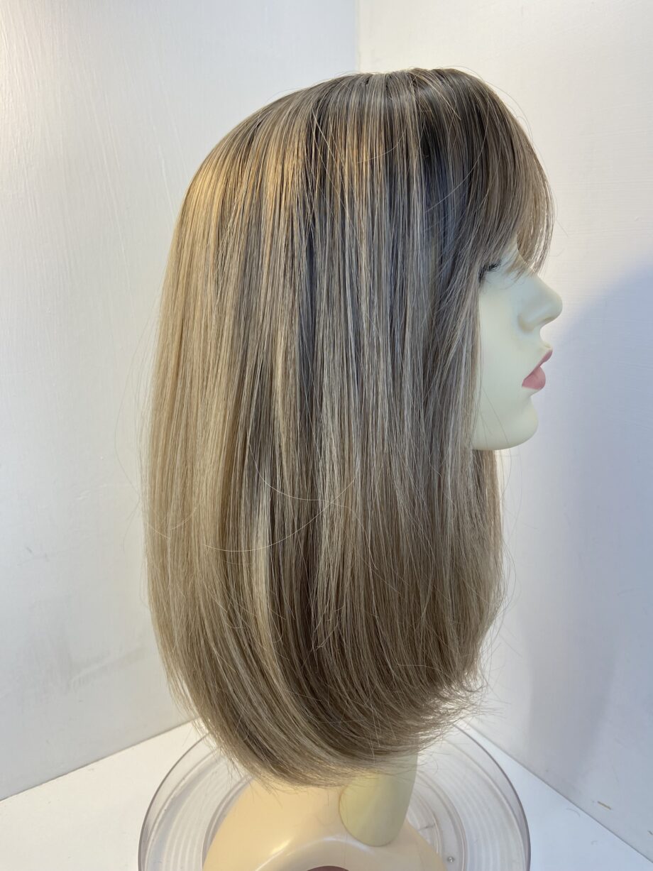Stunning blonde light brown.  wig. Boms591