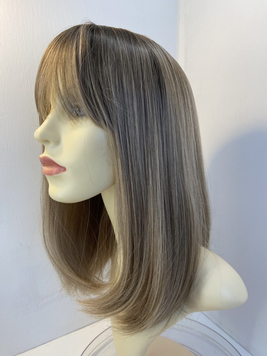 Stunning blonde light brown.  wig. Boms591