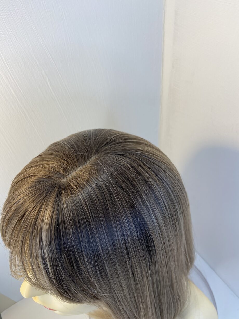 Stunning blonde light brown.  wig. Boms591