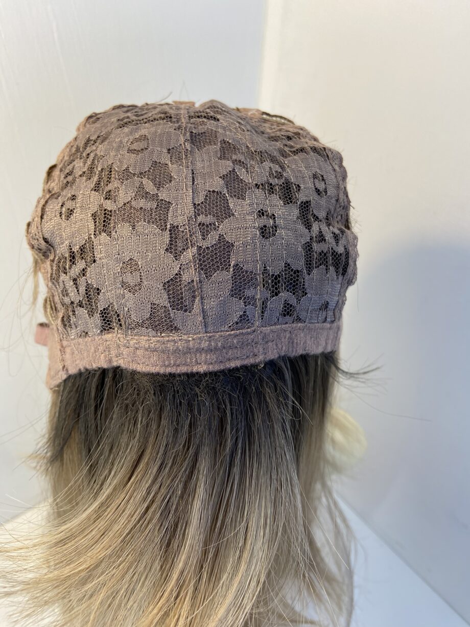 Stunning blonde light brown.  wig. Boms591