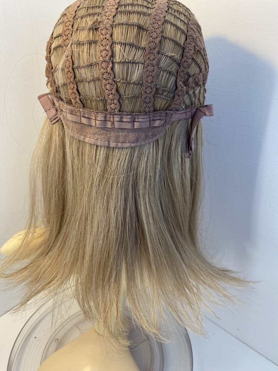 Stunning blonde light brown.  wig. Boms591