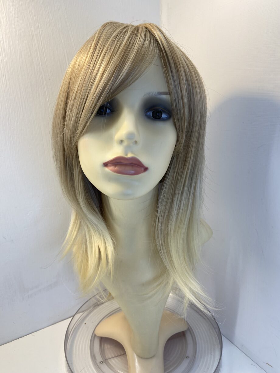 New long blonde wig. Blls592