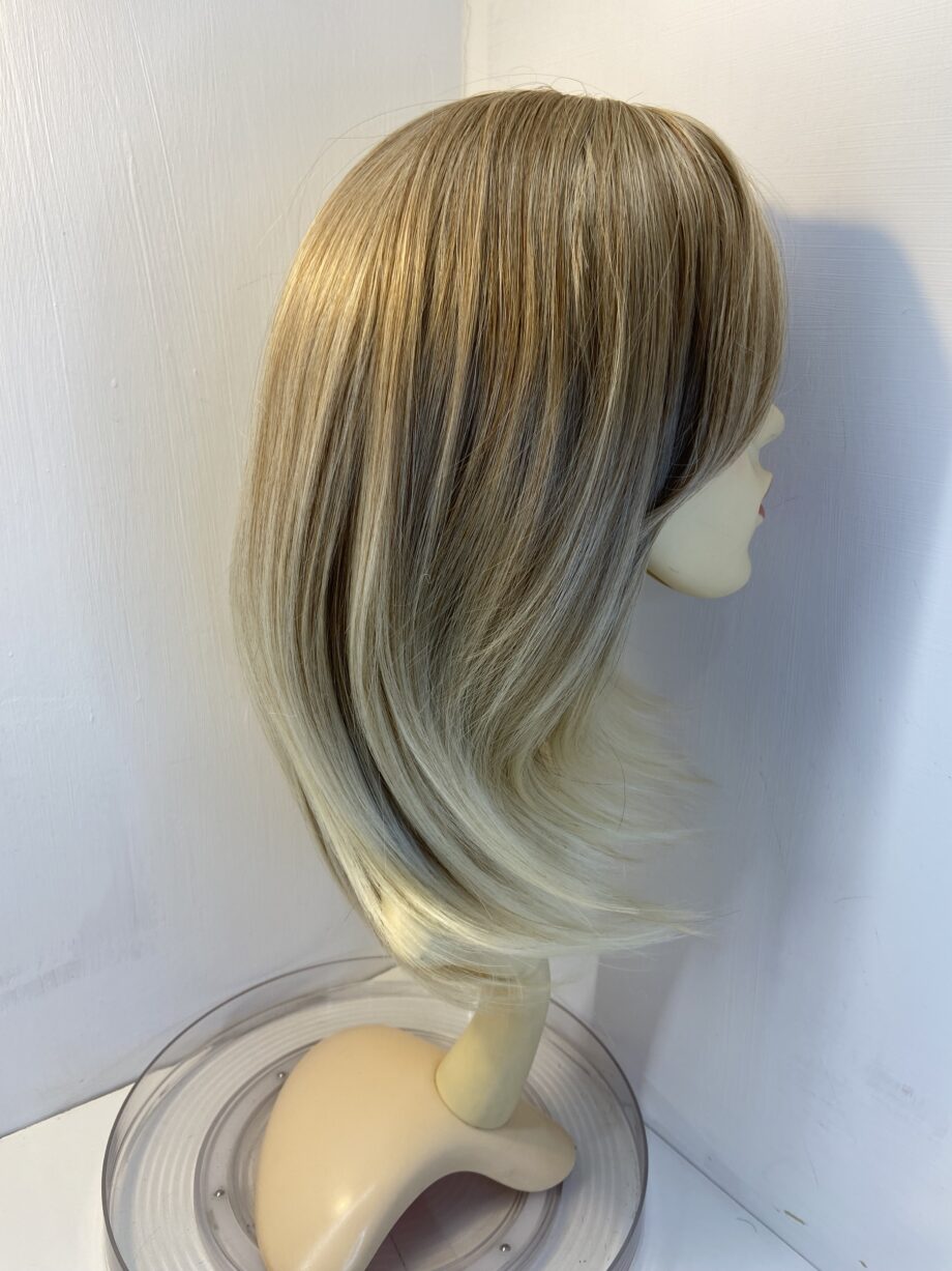 New long blonde wig. Blls592