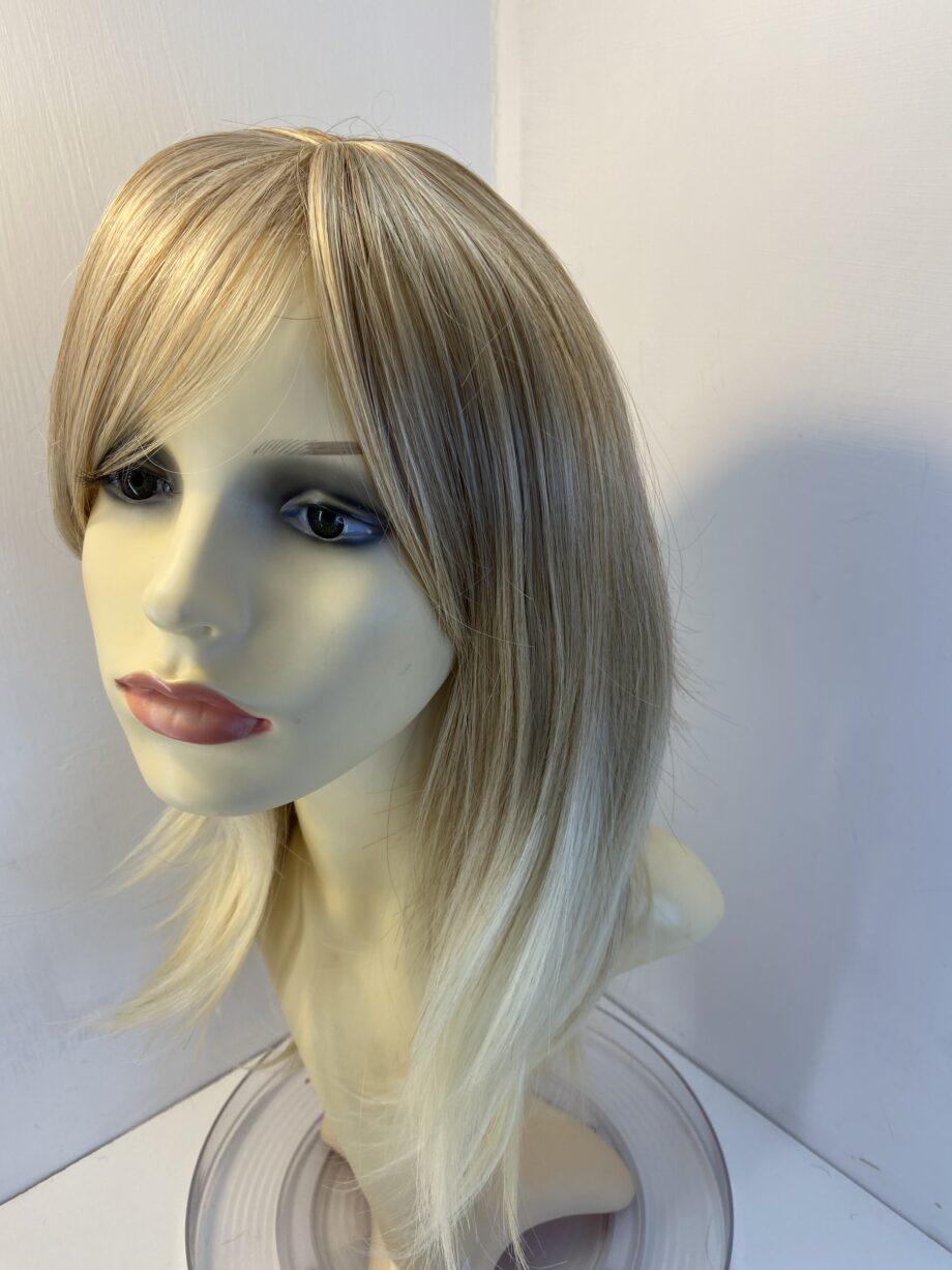 New long blonde wig. Blls592
