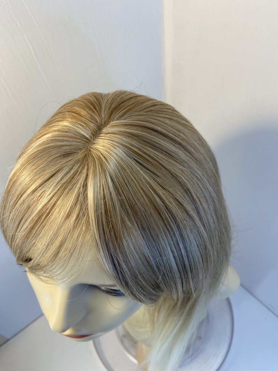 New long blonde wig. Blls592