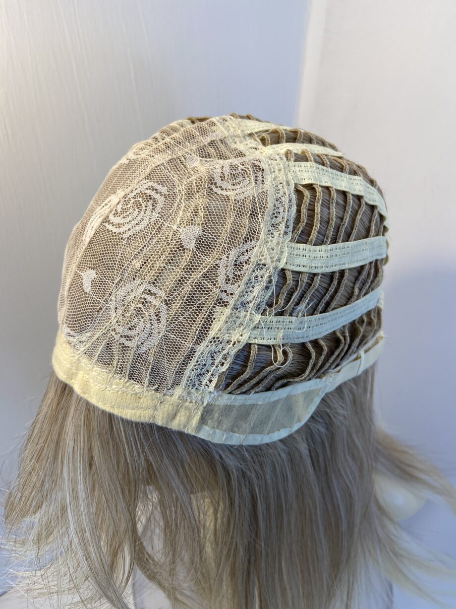 New long blonde wig. Blls592