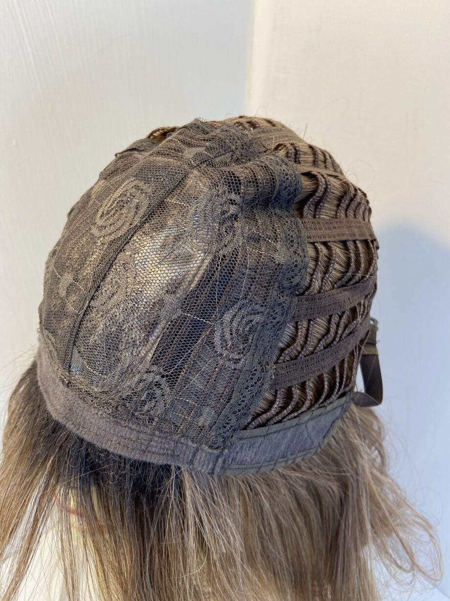 Long brown rooted wig. Brls593