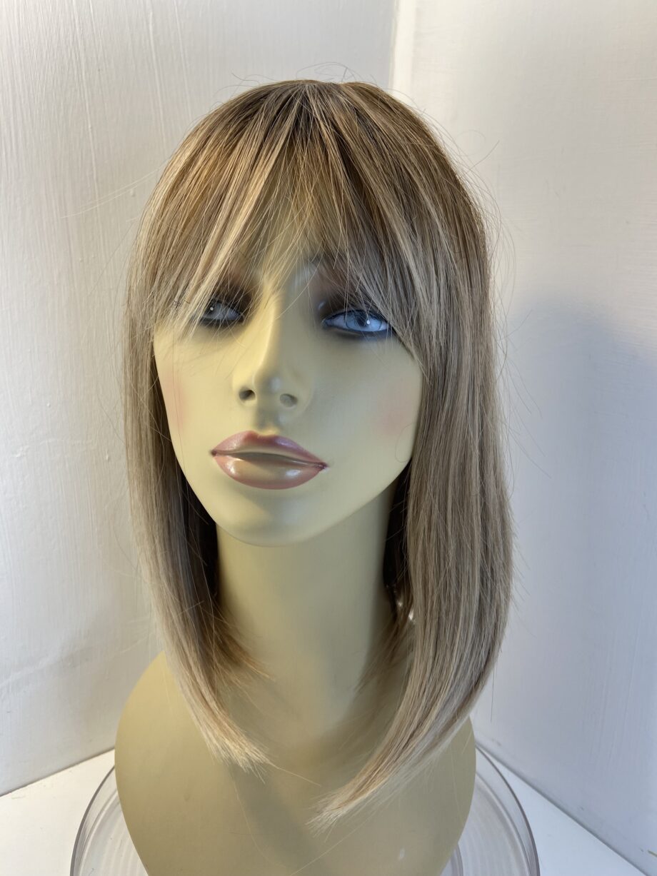 Long light brown rooted new wig. Blls595
