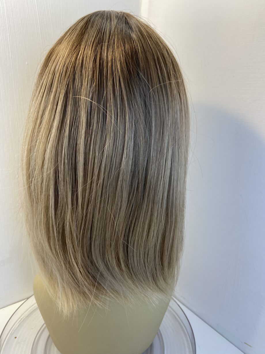 Long light brown rooted new wig. Blls595