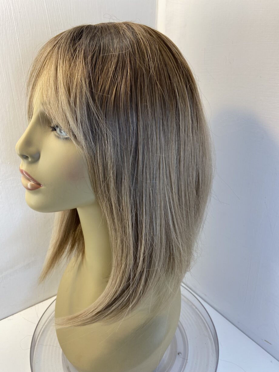 Long light brown rooted new wig. Blls595
