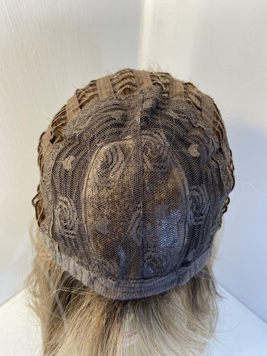 Long light brown rooted new wig. Blls595