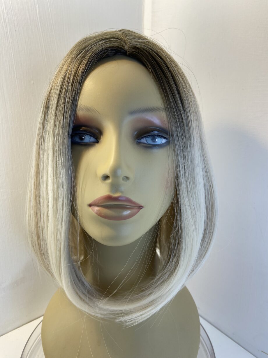 Stunning light blonde rooted wig. Blls596