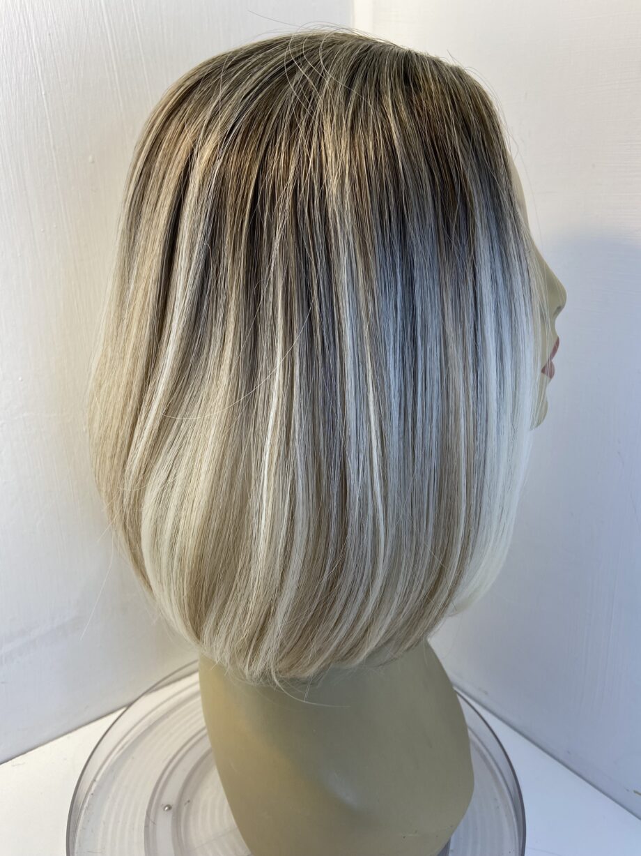 Stunning light blonde rooted wig. Blls596