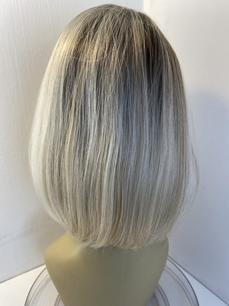 Stunning light blonde rooted wig. Blls596