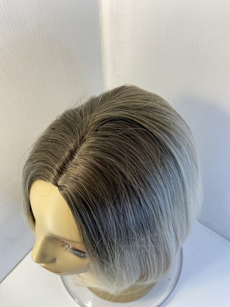 Stunning light blonde rooted wig. Blls596
