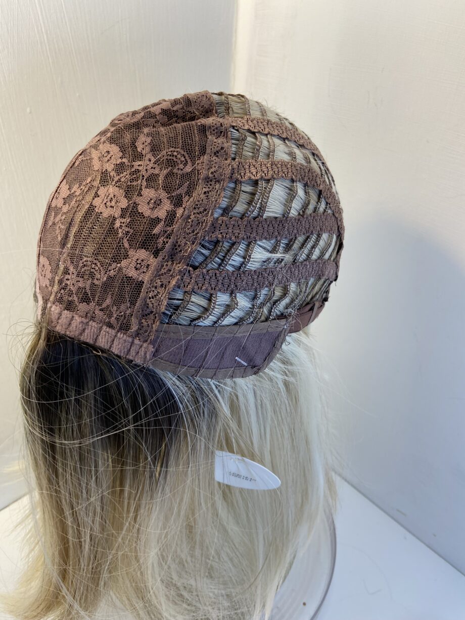 Stunning light blonde rooted wig. Blls596