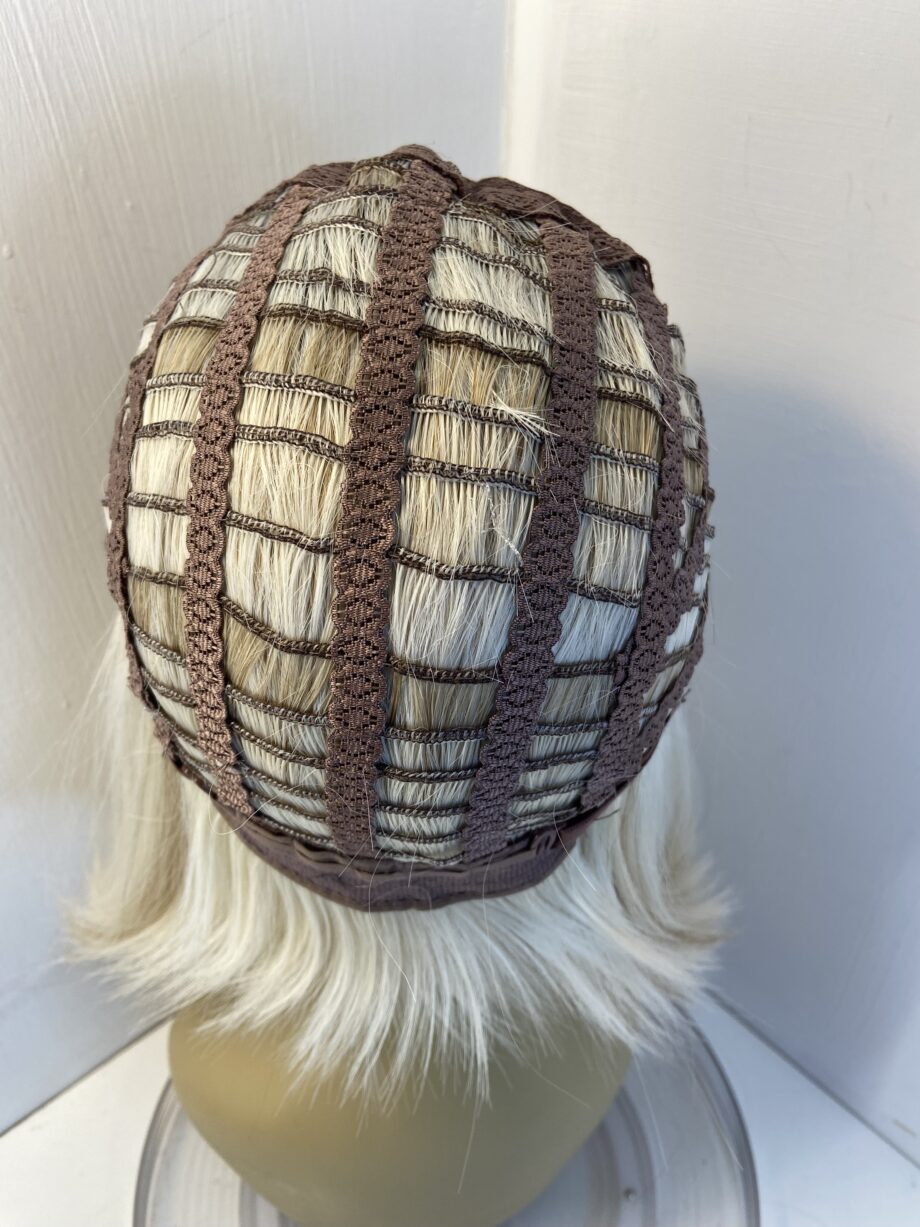 Stunning light blonde rooted wig. Blls596