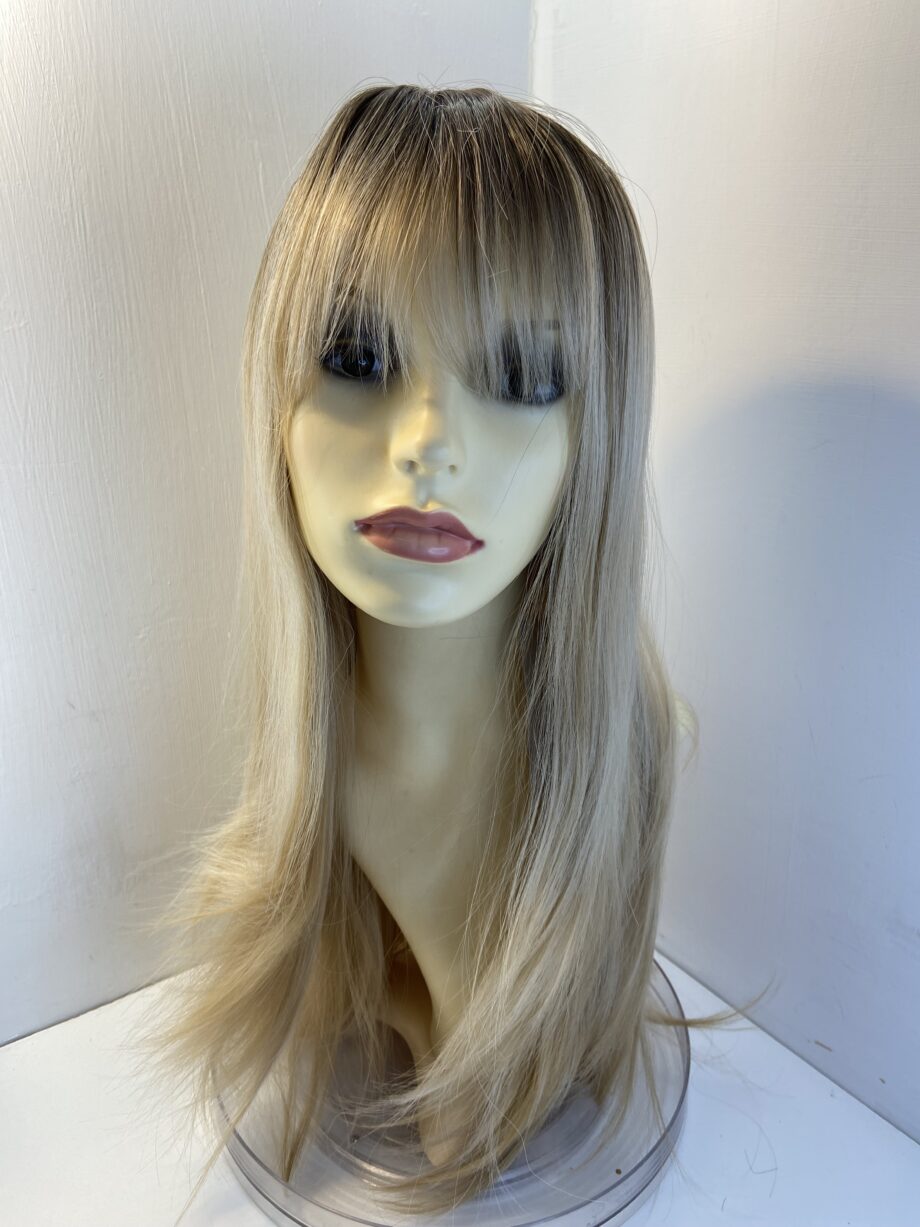 Extra long blonde rooted wig. Stunning. Blls597
