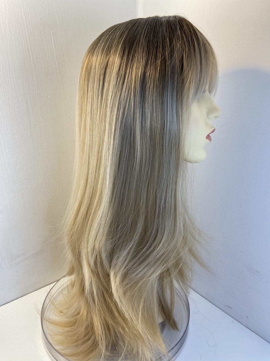 Extra long blonde rooted wig. Stunning. Blls597
