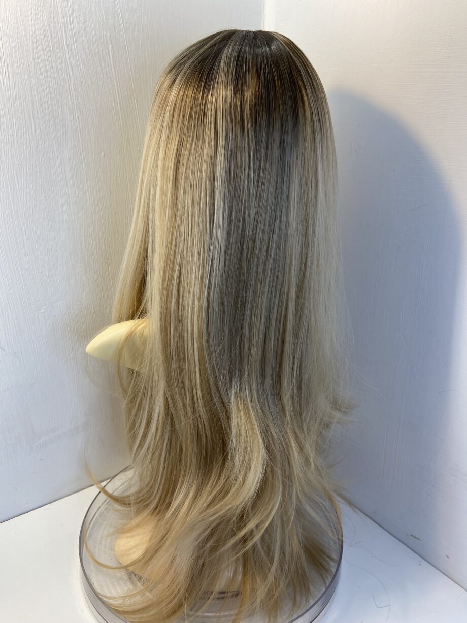 Extra long blonde rooted wig. Stunning. Blls597