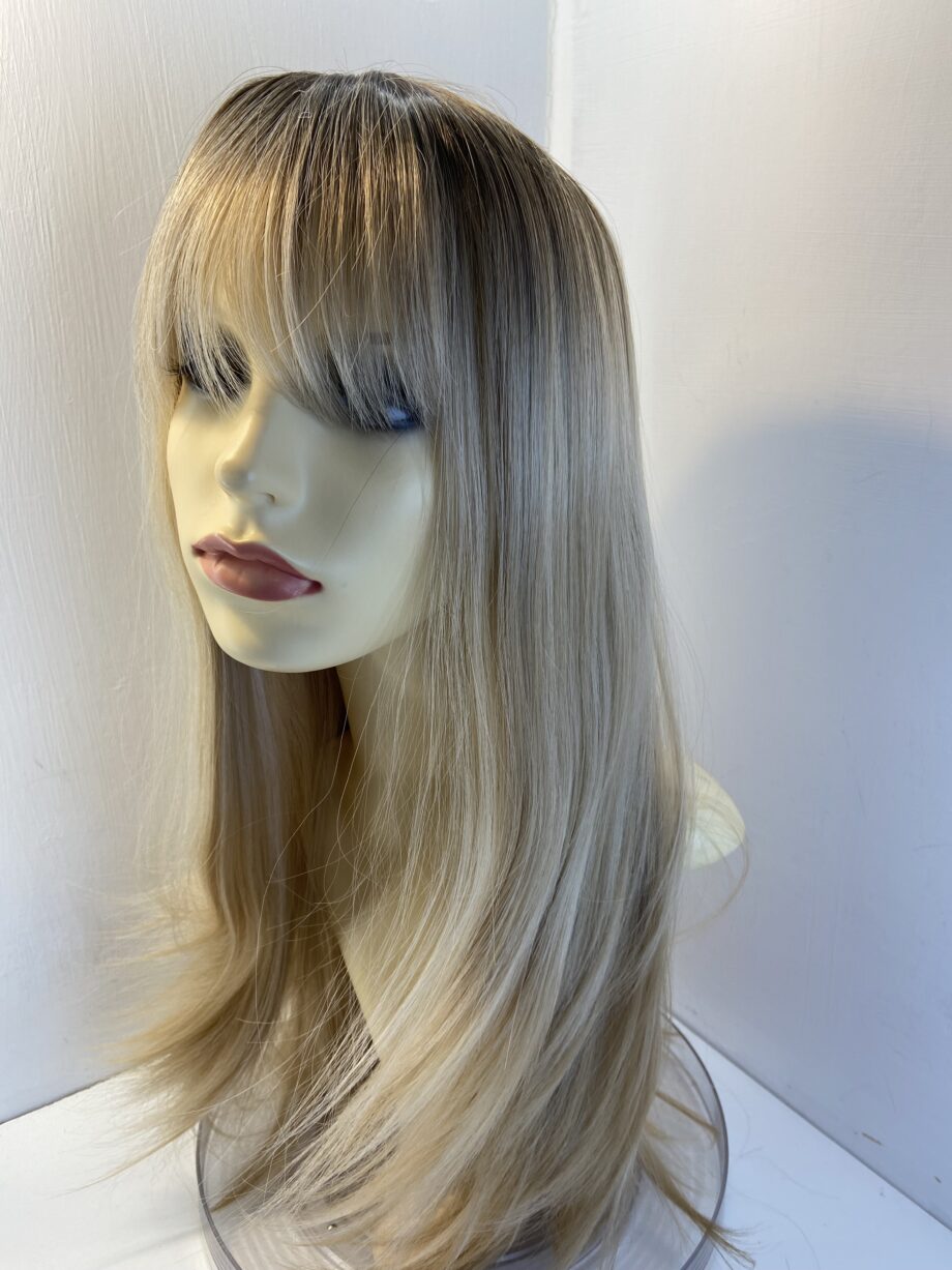 Extra long blonde rooted wig. Stunning. Blls597