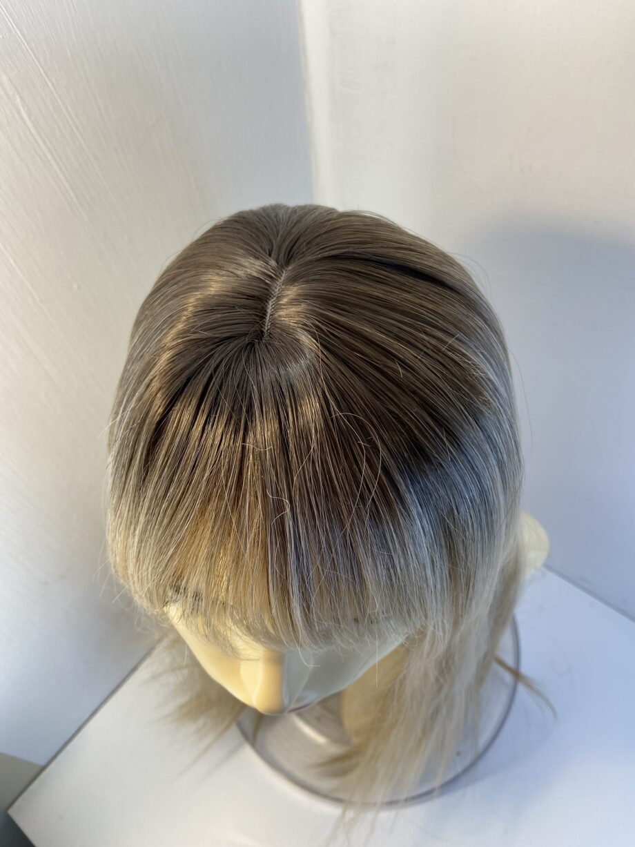 Extra long blonde rooted wig. Stunning. Blls597